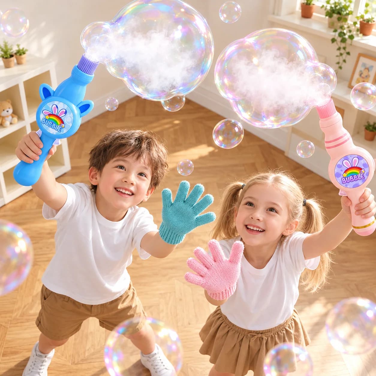 Niños jugando con las varitas FogBubble
